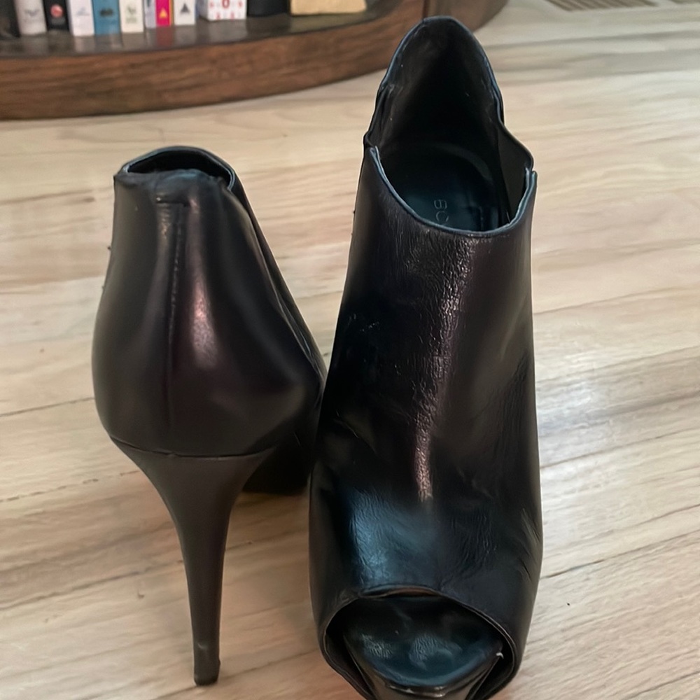 BCBG women’s size 8 black leather open toe booties